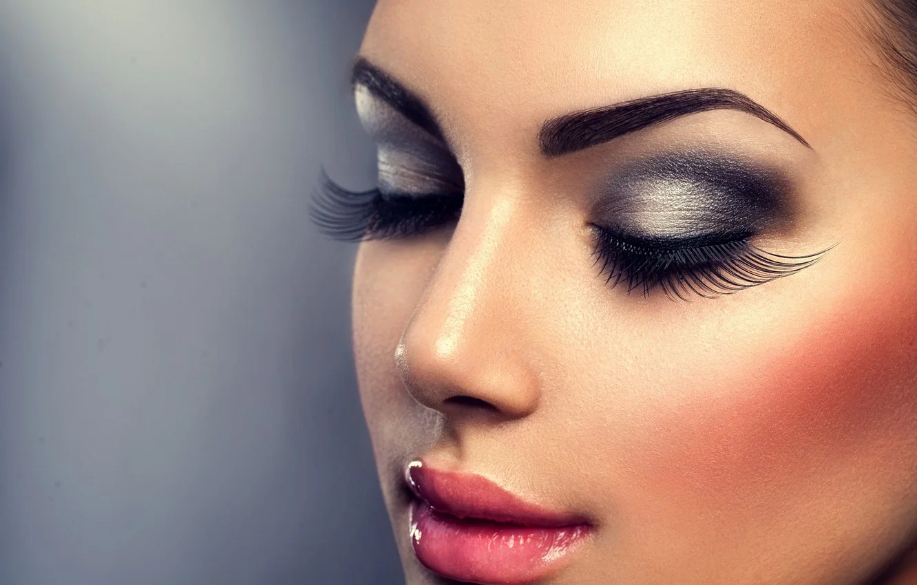برای زیباتر کردن آرایش خود، از سایه نقره ای استفاده کنید