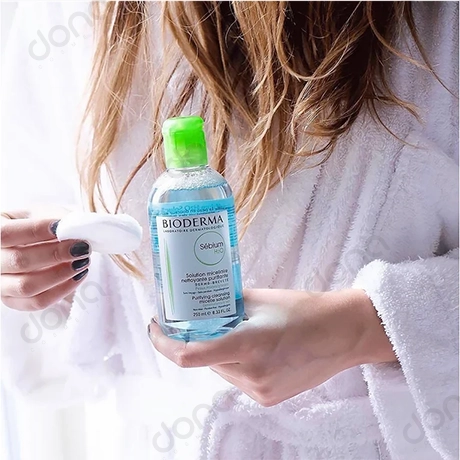 تست روی صورت میسلار واتر سبز بایودرما
