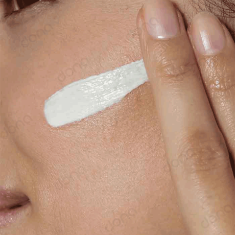 تست روی صورت کرم روز مرطوب کننده ویتامین ای سراوه
