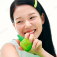 تست روی صورت سرم رطوبت رسال Aloe اکوال بری
