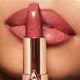 تست رنگ روی لب رژلب Hot Lip شارلوت تیلبری رنگ Glowing Jen